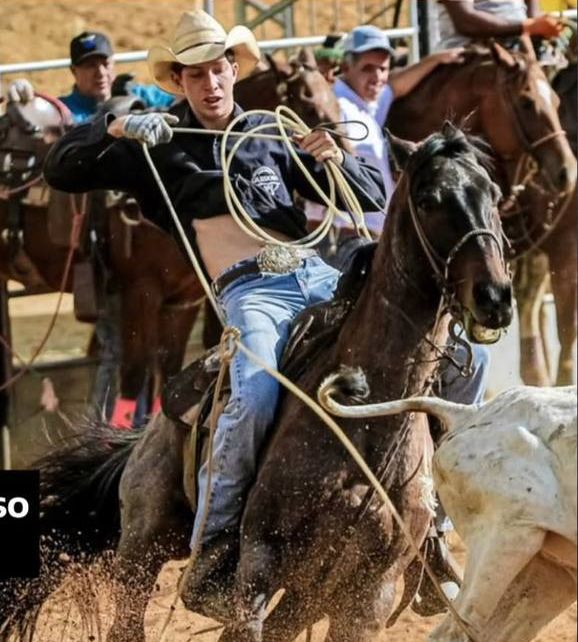 Miguel Cardoso girando o laço a cavalo durante uma prova
